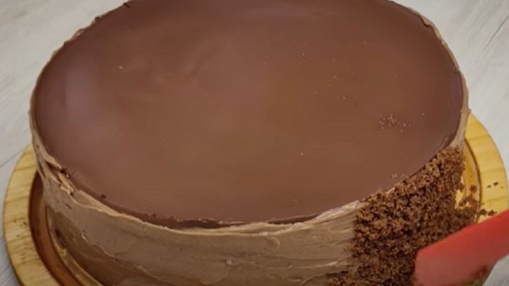 Čokoládový dort s pudinkovým krémem a vanilkou