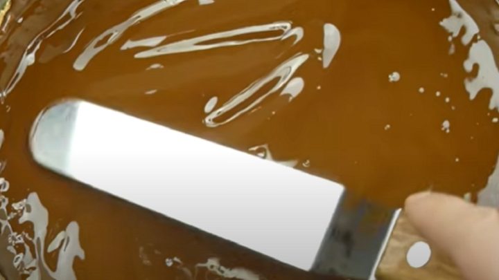 Lžičkový ořechový dort se žloutkovým krémem