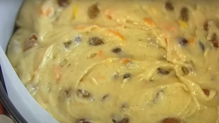 Rychlý koláč s rozinkami a pomerančem