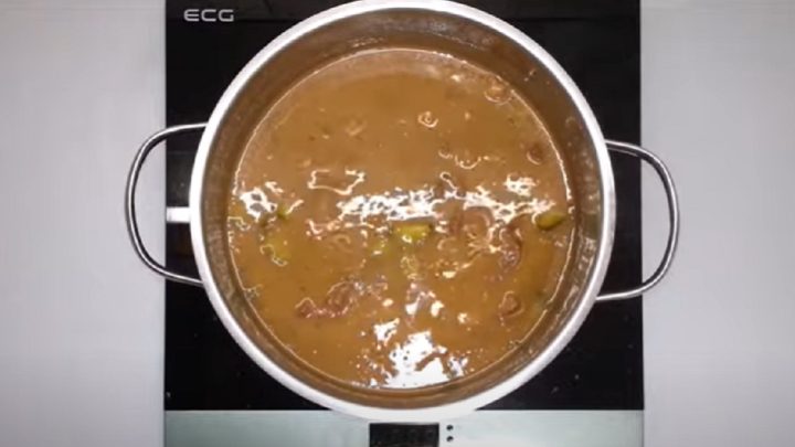 Hovězí na okurkách s vařenou rýží