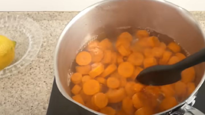 Mrkvový salát s česnekem a petrželkou