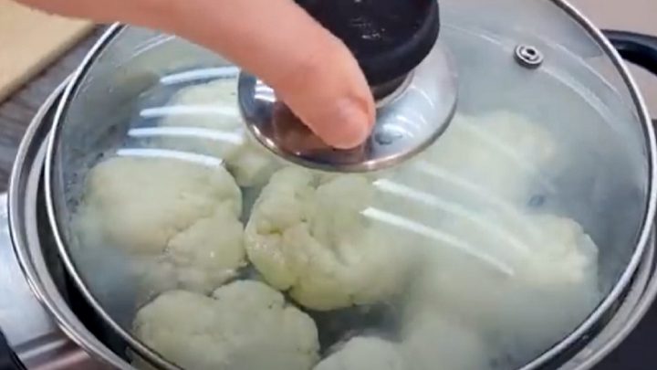 Pečený květák v troubě s jogurtovým dipem