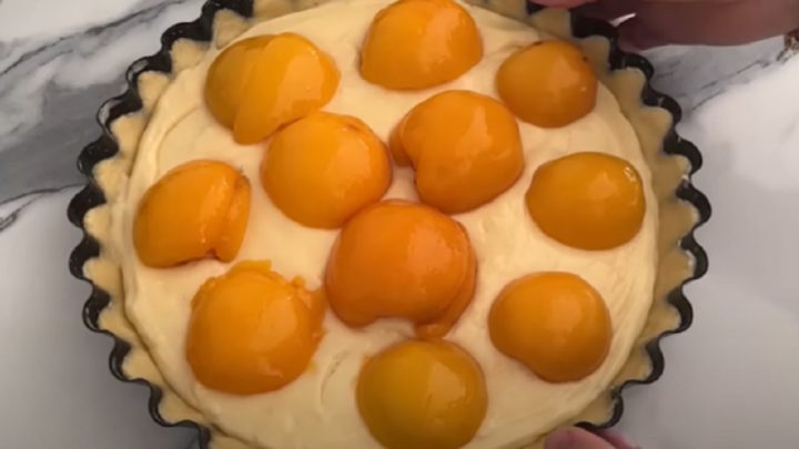 Koláč s broskvemi a smetanovým krémem