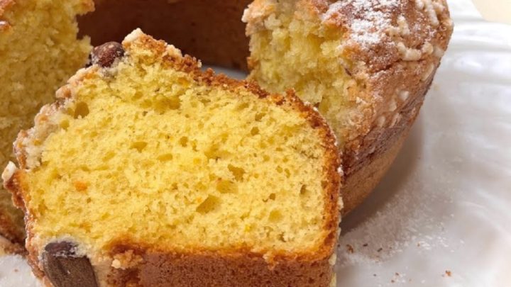 Nadýchaná jogurtová bábovka s mandlemi