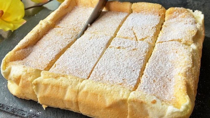 Vláčný jogurtový koláč s vanilkou