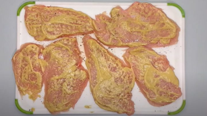 Řízky z trouby se slaninou a cibulí