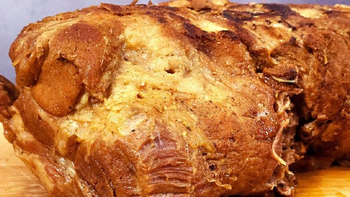 Dušená krkovice s cibulí a bylinkami