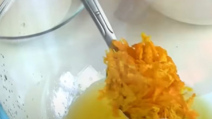 Rychlý koláč s rozinkami a pomerančem