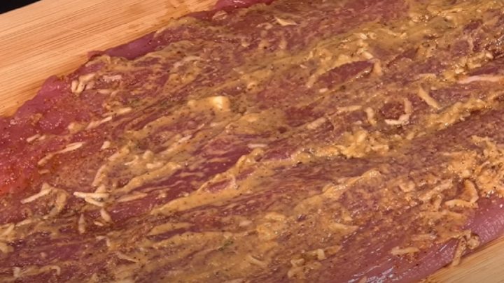 Šťavnatá masová roláda se sýrem