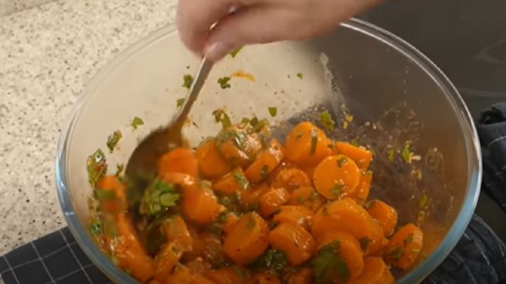 Mrkvový salát s česnekem a petrželkou