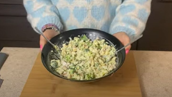 Brokolicový salát se šunkou a těstovinami