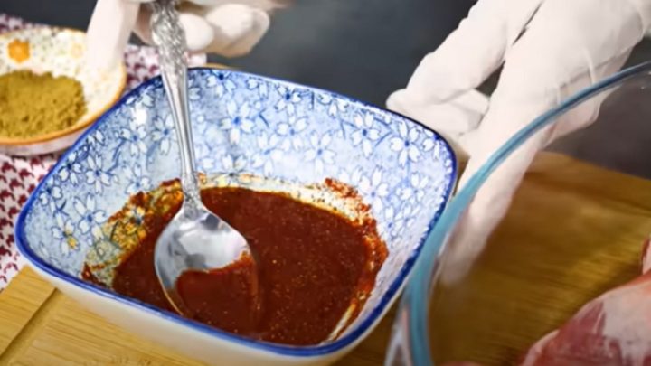 Dušená krkovice s cibulí a bylinkami