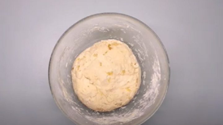 Cibulové kaiserky z kynutého těsta