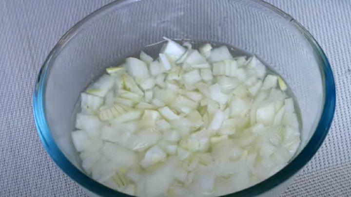 Francouzský vrstvený salát s cibulí