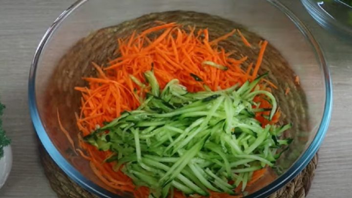 Rychlý mrkvový salát s česnekem