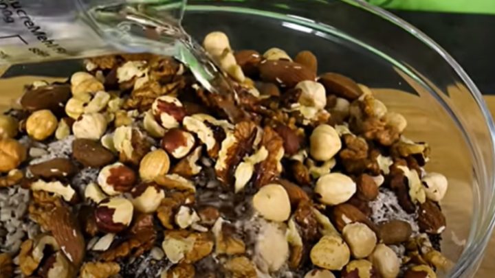 Chléb ze sklenice s ořechy a semínky