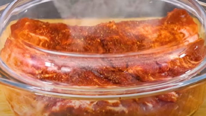 Dušená krkovice s cibulí a bylinkami