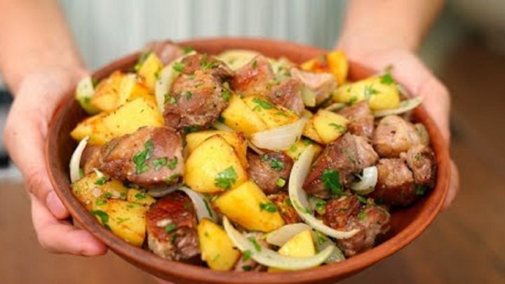 Vepřové kostky s bramborami z 1 pánve