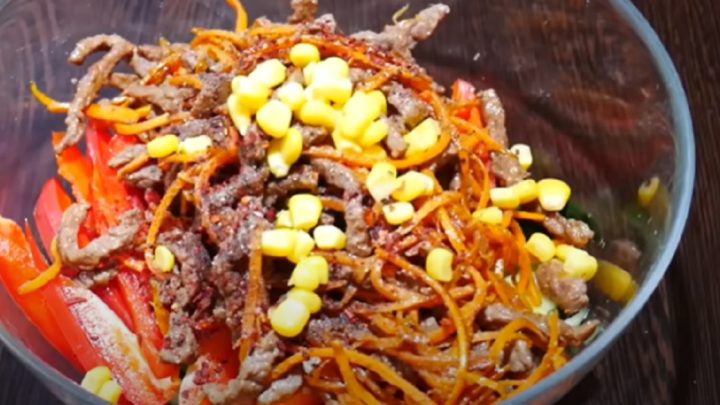 Salát s hovězím masem a česnekem