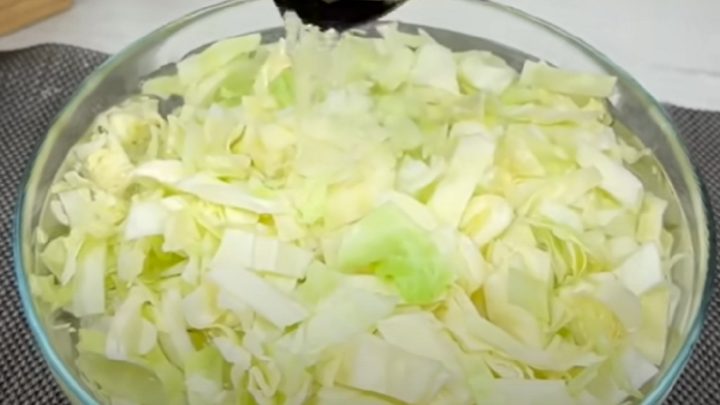 Smažené zelné placky s mrkví a česnekem