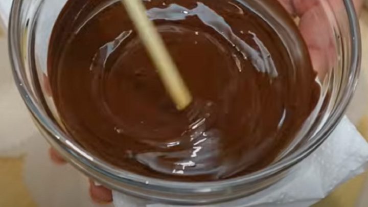 Čokoládové košíčky s ořechy a brusinkami