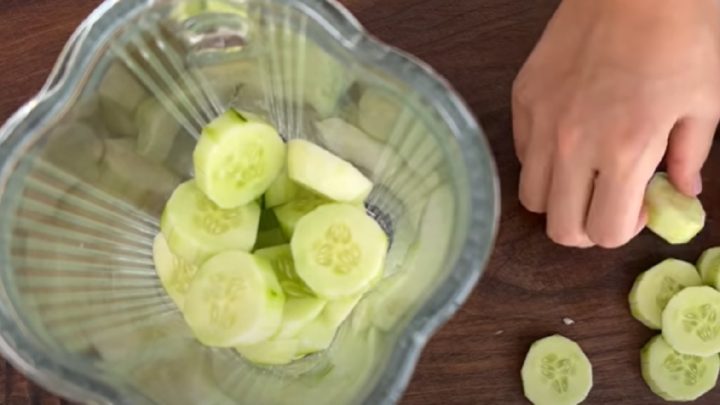 Okurkový nápoj na hubnutí se zázvorem