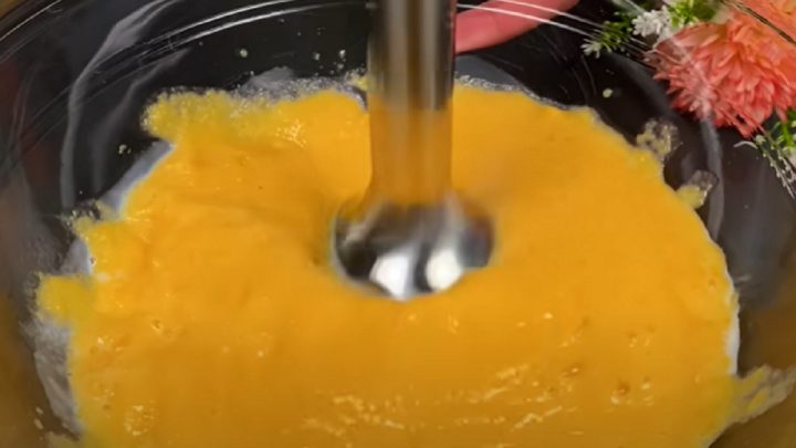 Broskvová bábovka s karamelem