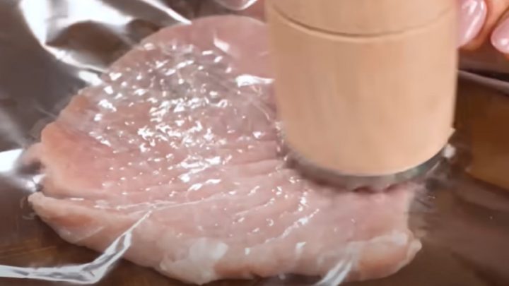 Vepřové rolky se sýrem a okurkami