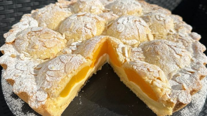 Koláč s broskvemi a smetanovým krémem