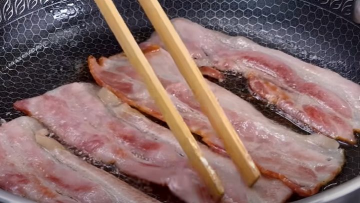 Omeleta se slaninou a zeleninovou náplní