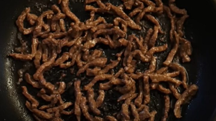 Salát s hovězím masem a česnekem