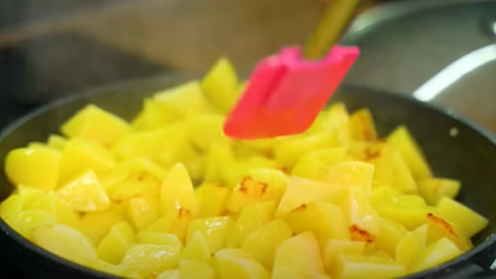 Vepřové kostky s bramborami z 1 pánve