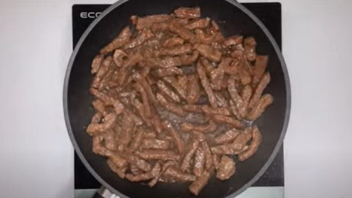 Hovězí na okurkách s vařenou rýží