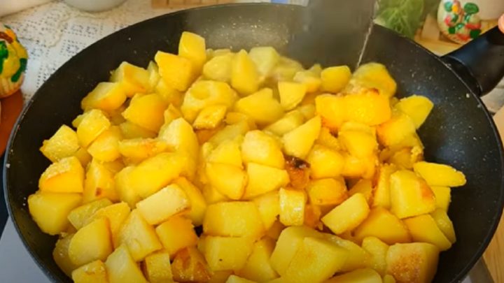 Brambory se sýrem a cherry rajčaty