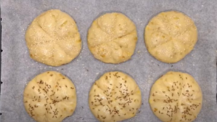 Cibulové kaiserky z kynutého těsta