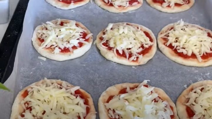 Domácí mini pizzy s oreganem