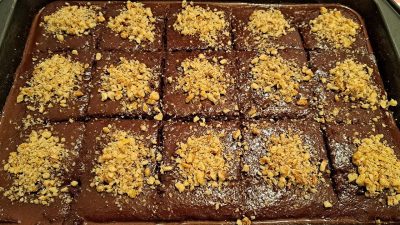 Kakaová buchta na plech s ořechy