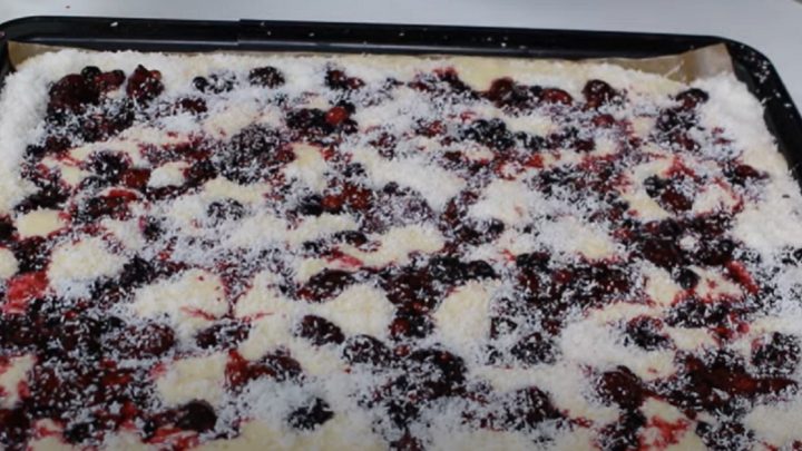 Buchta s mraženým ovocem a kokosem