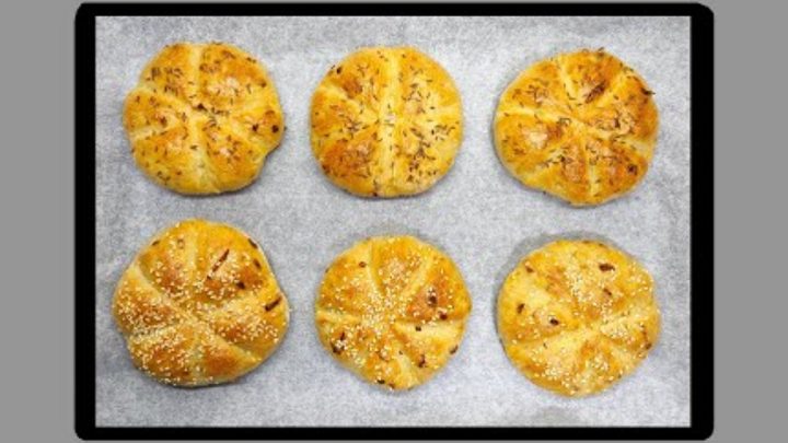 Cibulové kaiserky z kynutého těsta