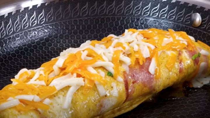 Omeleta se slaninou a zeleninovou náplní