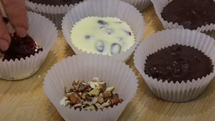 Čokoládové košíčky s ořechy a brusinkami