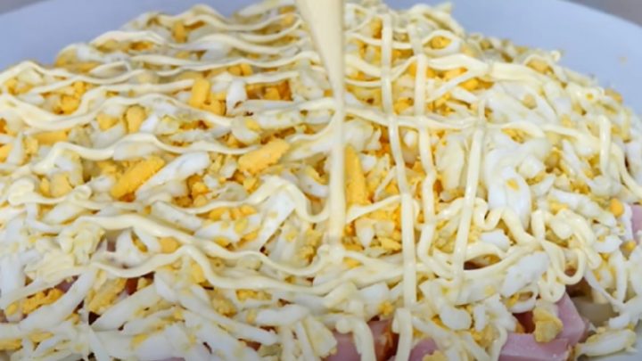 Francouzský vrstvený salát s cibulí