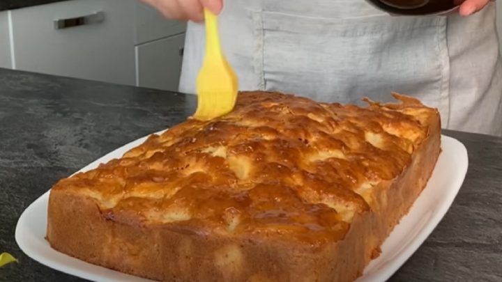 Rychlá buchta s jablky a karamelem