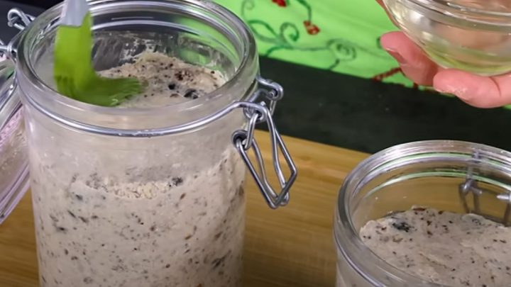 Chléb ze sklenice s ořechy a semínky