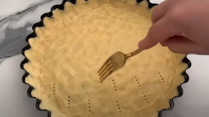 Koláč s broskvemi a smetanovým krémem