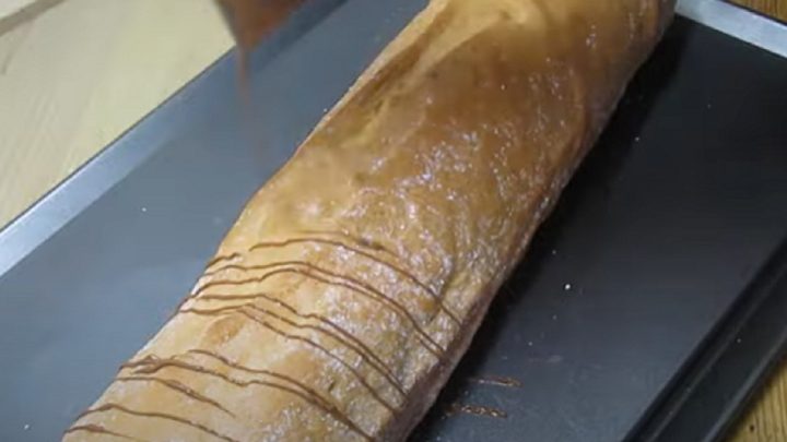 Roláda s jablečnou náplní a čokoládou