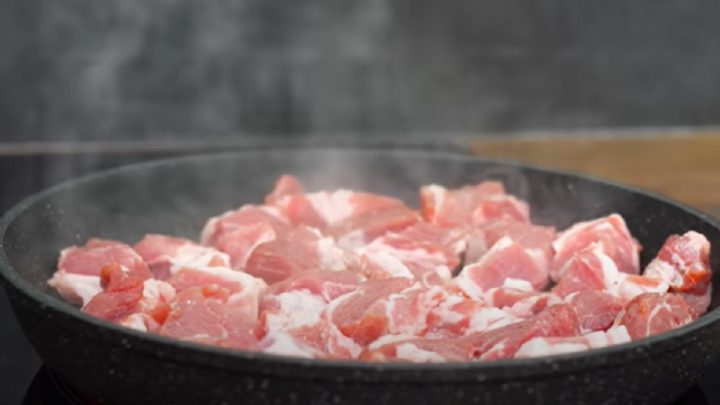 Vepřové kostky s bramborami z 1 pánve