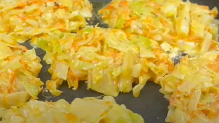 Smažené zelné placky s mrkví a česnekem