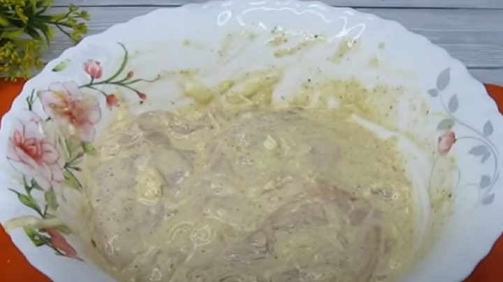 Řízky v těstíčku s česnekem a hořčicí