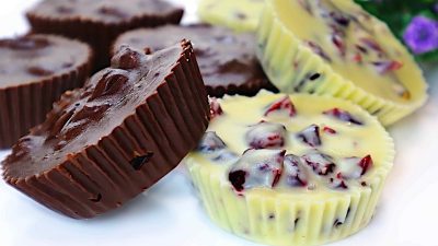 Čokoládové košíčky s ořechy a brusinkami